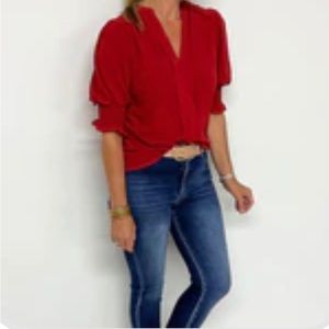 NWT.   Vine & Love. THE EMILIE V.NECK TOP in red. Size Medium